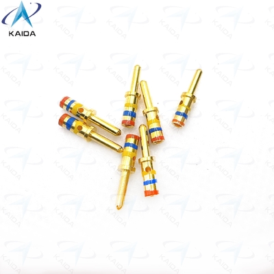 Conector de la serie D38999 con voltaje nominal de 800 V y acabado dorado para una conexión óptima. Banda de color naranja-azul-amarillo.M39029/58-364,16#